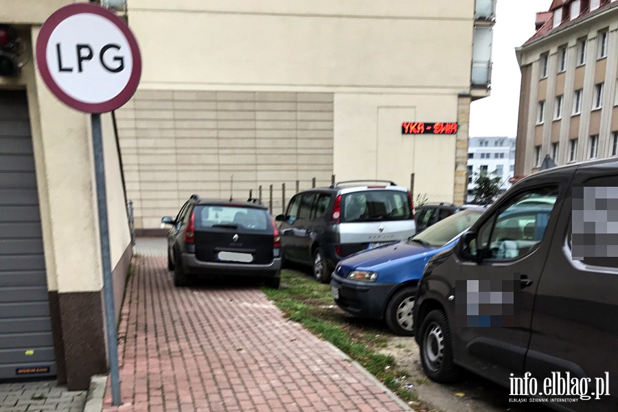 Mistrzowie parkowania w Elblągu (część 68), fot. 13