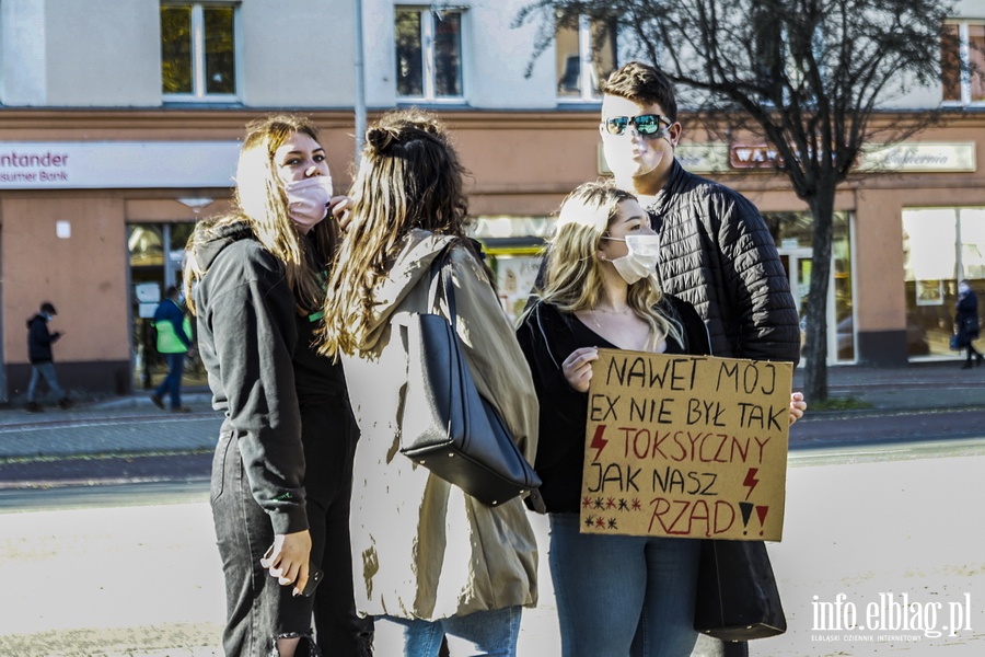 "Chcemy odzyska swoje prawa". Modzie demonstrowaa przed biura poswPiS, fot. 1