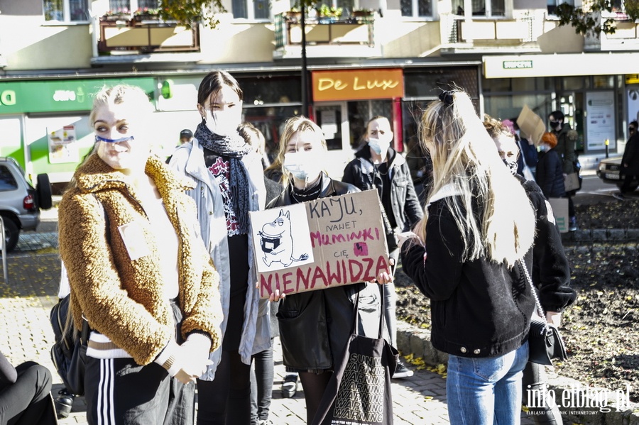 "Chcemy odzyskać swoje prawa". Młodzież demonstrowała przed biura posłów PiS, fot. 6