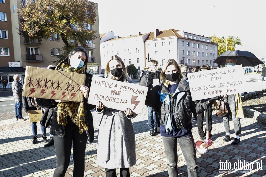 "Chcemy odzyska swoje prawa". Modzie demonstrowaa przed biura poswPiS, fot. 7
