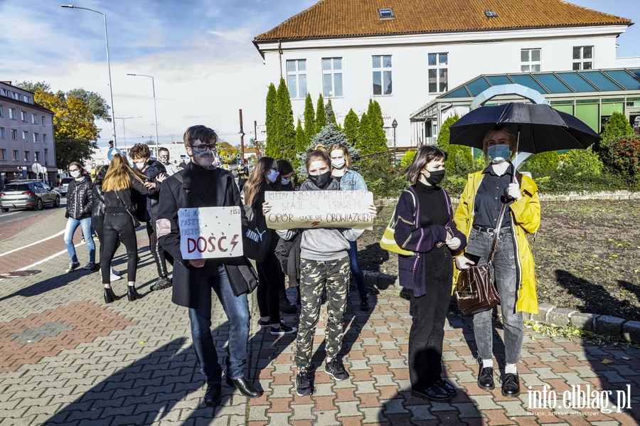 "Chcemy odzyska swoje prawa". Modzie demonstrowaa przed biura poswPiS, fot. 10