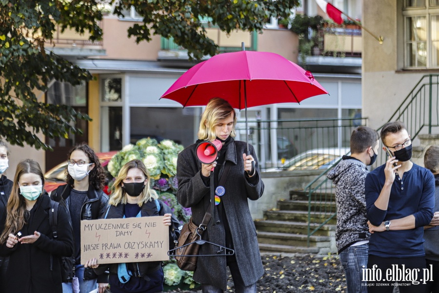"Chcemy odzyska swoje prawa". Modzie demonstrowaa przed biura poswPiS, fot. 12