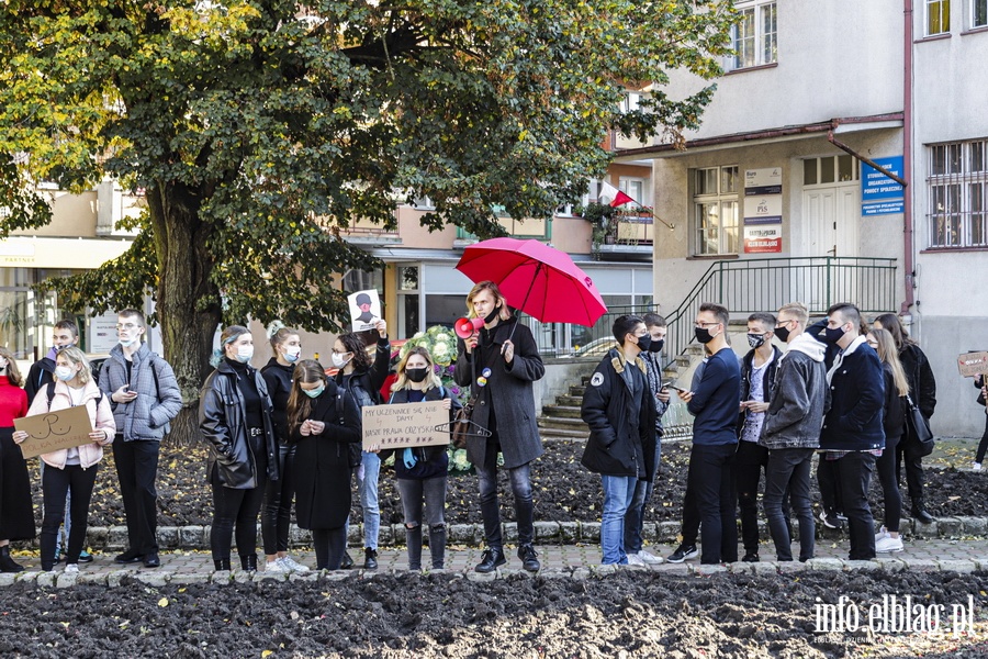 "Chcemy odzyska swoje prawa". Modzie demonstrowaa przed biura poswPiS, fot. 13