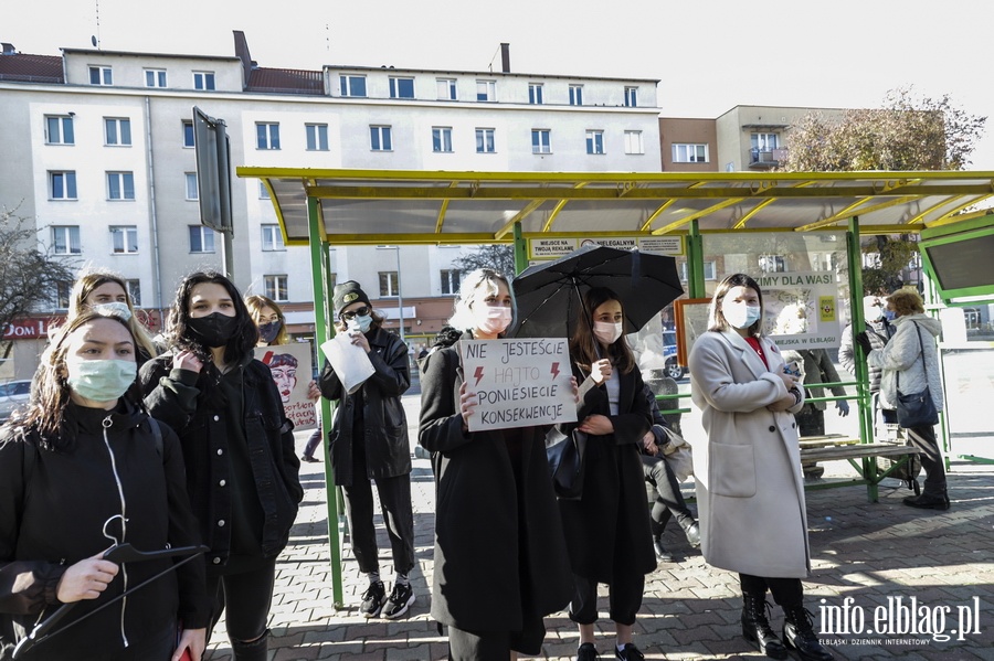 "Chcemy odzyska swoje prawa". Modzie demonstrowaa przed biura poswPiS, fot. 15