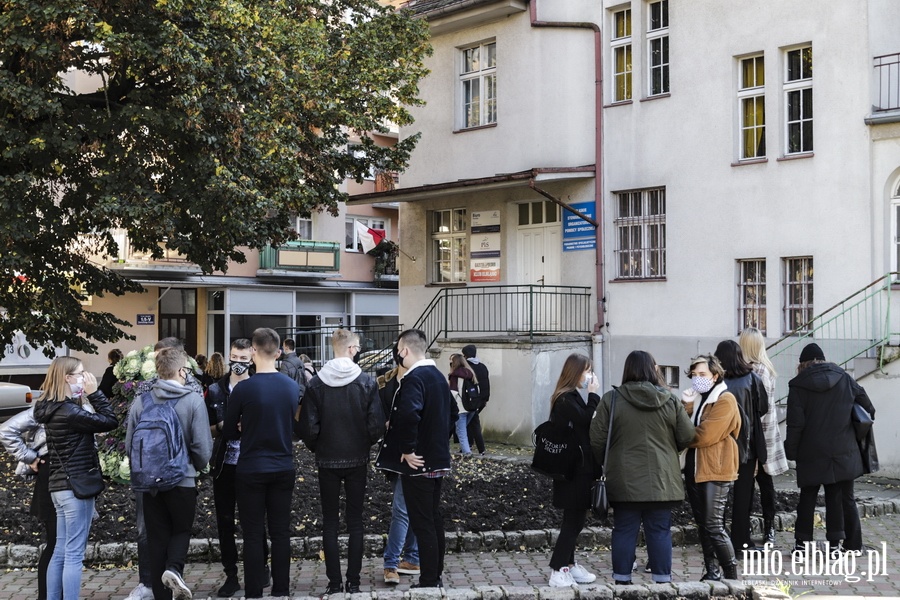 "Chcemy odzyska swoje prawa". Modzie demonstrowaa przed biura poswPiS, fot. 24