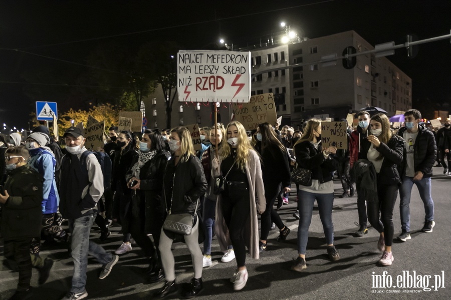  "PiS wypowiedział kobietom wojnę". Kilka tysięcy elblążan ponownie wyszło na ulice, fot. 37