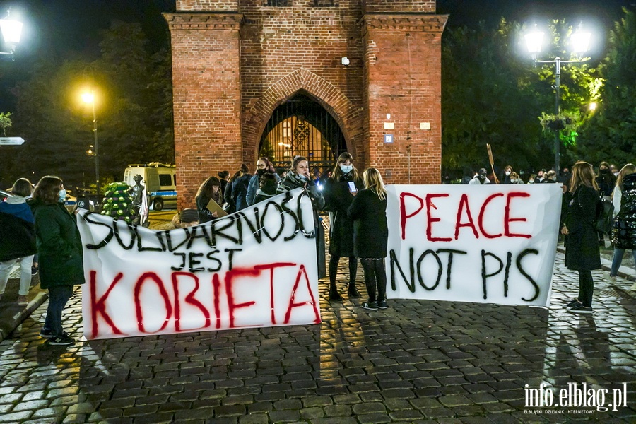 "Peace not PiS". Kolejny protest w Elblgu, demonstracj prbowano zakci, fot. 1