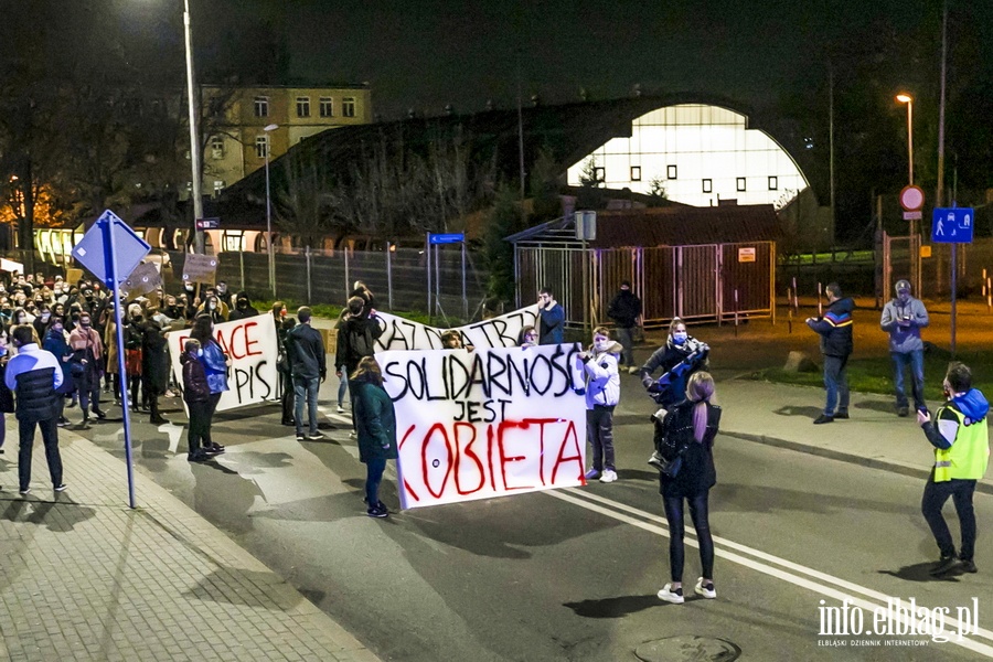 "Peace not PiS". Kolejny protest w Elblgu, demonstracj prbowano zakci, fot. 11