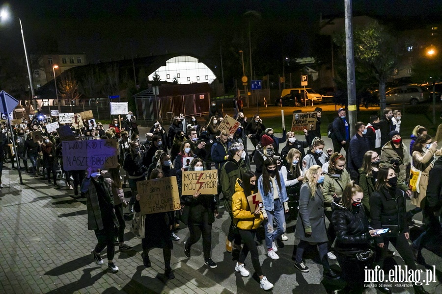 "Peace not PiS". Kolejny protest w Elblągu, demonstrację próbowano zakłócić, fot. 13