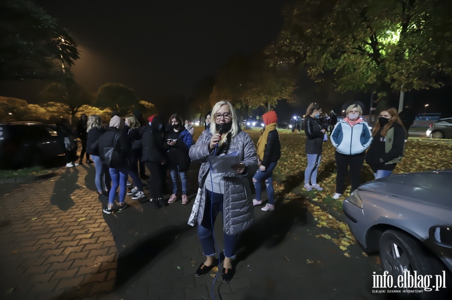 "Nie skadamy parasolek". Protest w Elblgu, demonstrantki zablokoway ruch wmiecie, fot. 1