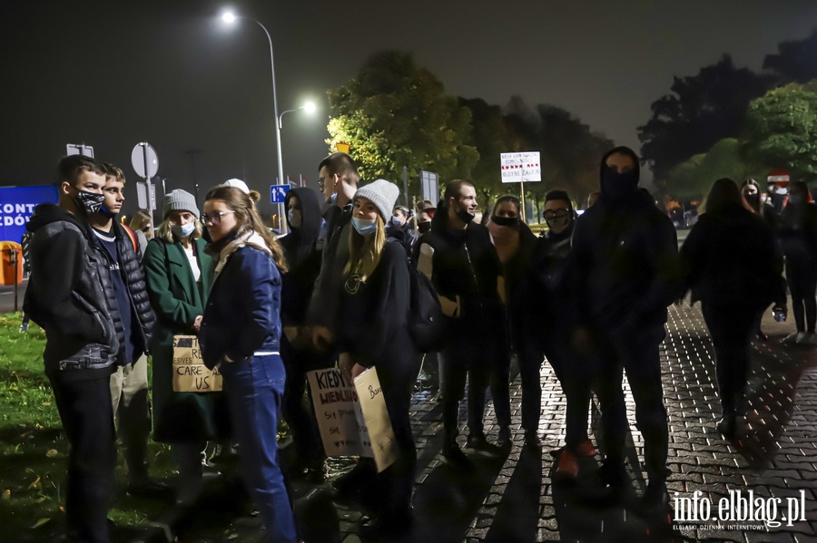 "Nie skadamy parasolek". Protest w Elblgu, demonstrantki zablokoway ruch wmiecie, fot. 2