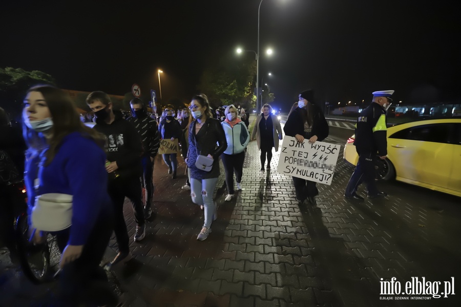 "Nie skadamy parasolek". Protest w Elblgu, demonstrantki zablokoway ruch wmiecie, fot. 3