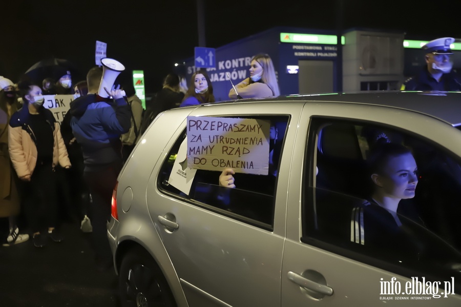 "Nie skadamy parasolek". Protest w Elblgu, demonstrantki zablokoway ruch wmiecie, fot. 4