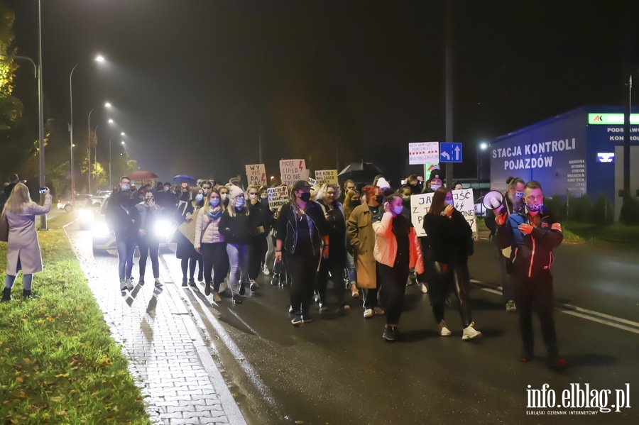 "Nie skadamy parasolek". Protest w Elblgu, demonstrantki zablokoway ruch wmiecie, fot. 5