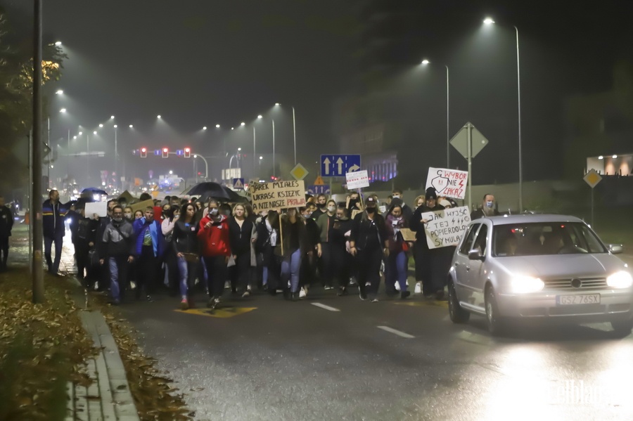 "Nie skadamy parasolek". Protest w Elblgu, demonstrantki zablokoway ruch wmiecie, fot. 11