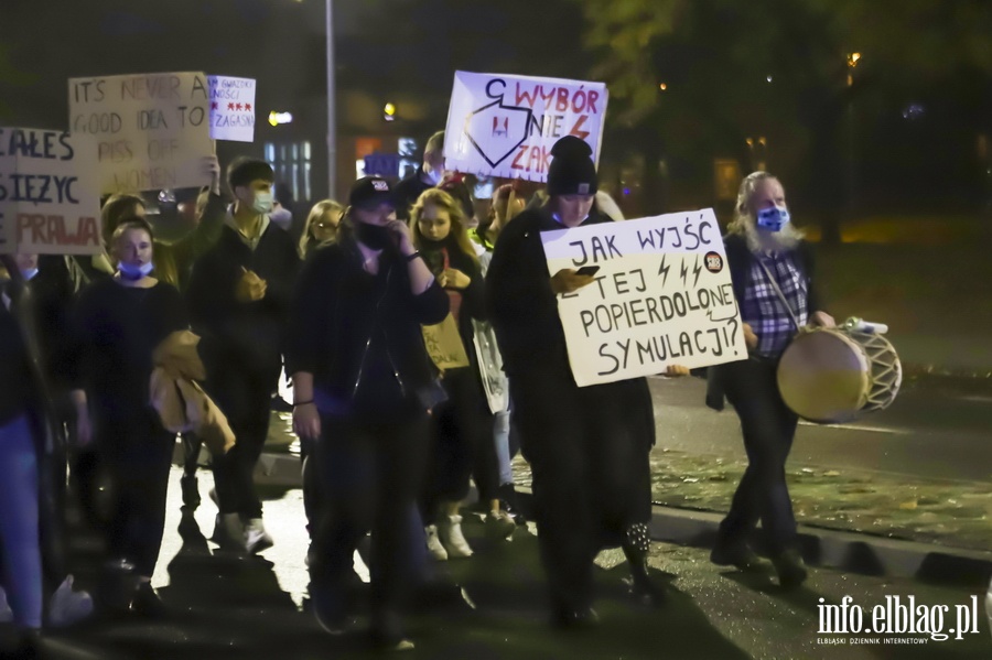 "Nie składamy parasolek". Protest w Elblągu, demonstrantki zablokowały ruch w mieście, fot. 12