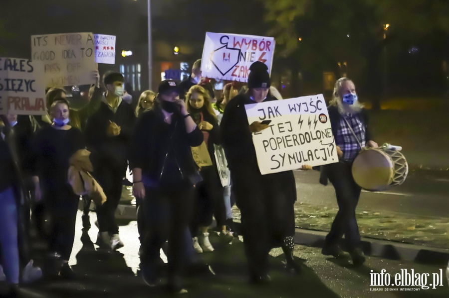 "Nie skadamy parasolek". Protest w Elblgu, demonstrantki zablokoway ruch wmiecie, fot. 12