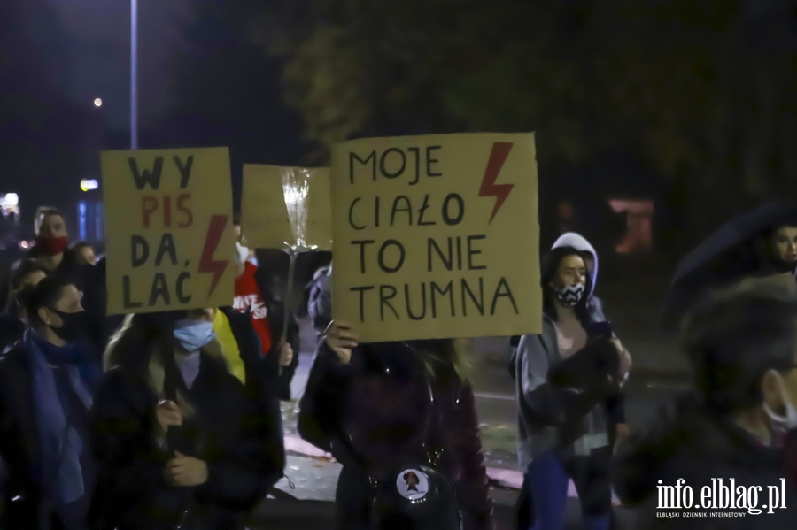 "Nie skadamy parasolek". Protest w Elblgu, demonstrantki zablokoway ruch wmiecie, fot. 13