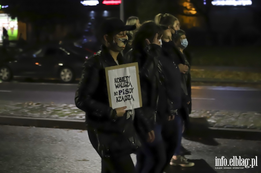 "Nie skadamy parasolek". Protest w Elblgu, demonstrantki zablokoway ruch wmiecie, fot. 14