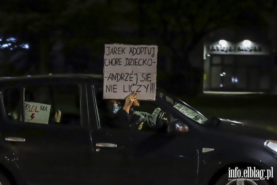 "Nie skadamy parasolek". Protest w Elblgu, demonstrantki zablokoway ruch wmiecie, fot. 15