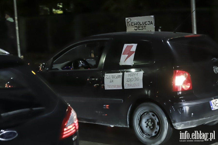 "Nie skadamy parasolek". Protest w Elblgu, demonstrantki zablokoway ruch wmiecie, fot. 17