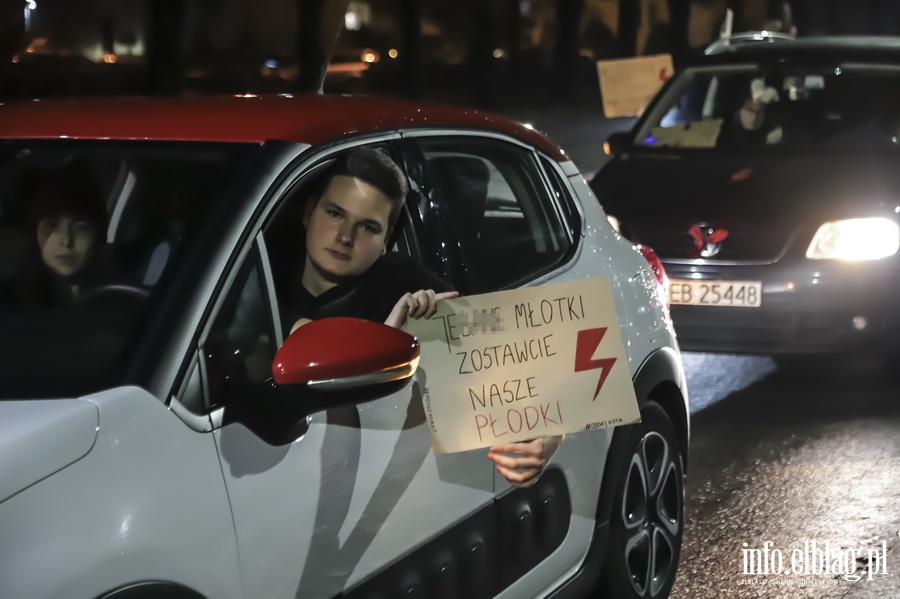 "Nie skadamy parasolek". Protest w Elblgu, demonstrantki zablokoway ruch wmiecie, fot. 20