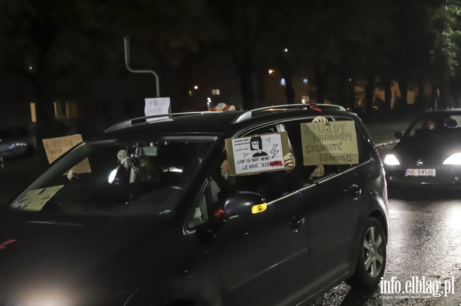 "Nie skadamy parasolek". Protest w Elblgu, demonstrantki zablokoway ruch wmiecie, fot. 21