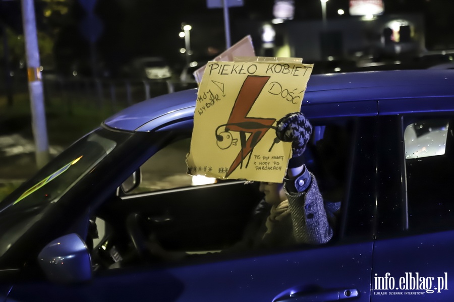 "Nie skadamy parasolek". Protest w Elblgu, demonstrantki zablokoway ruch wmiecie, fot. 22