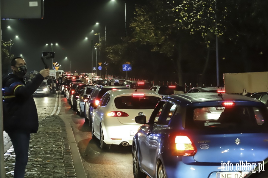 "Nie skadamy parasolek". Protest w Elblgu, demonstrantki zablokoway ruch wmiecie, fot. 23