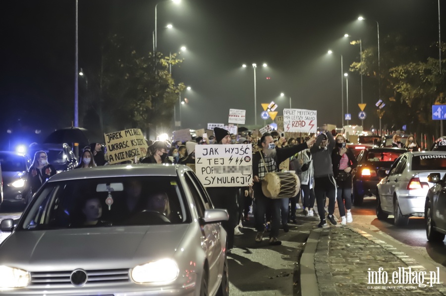 "Nie skadamy parasolek". Protest w Elblgu, demonstrantki zablokoway ruch wmiecie, fot. 24