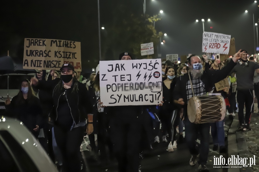 "Nie skadamy parasolek". Protest w Elblgu, demonstrantki zablokoway ruch wmiecie, fot. 25