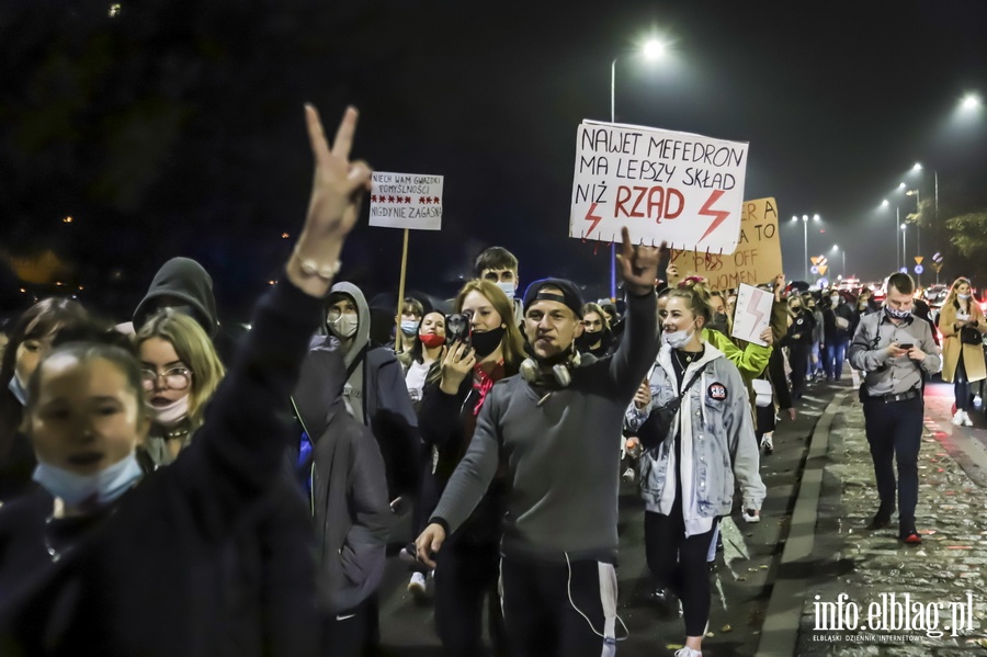 "Nie skadamy parasolek". Protest w Elblgu, demonstrantki zablokoway ruch wmiecie, fot. 26