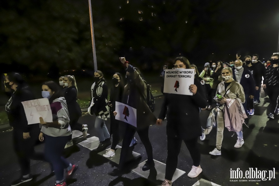 "Nie skadamy parasolek". Protest w Elblgu, demonstrantki zablokoway ruch wmiecie, fot. 27