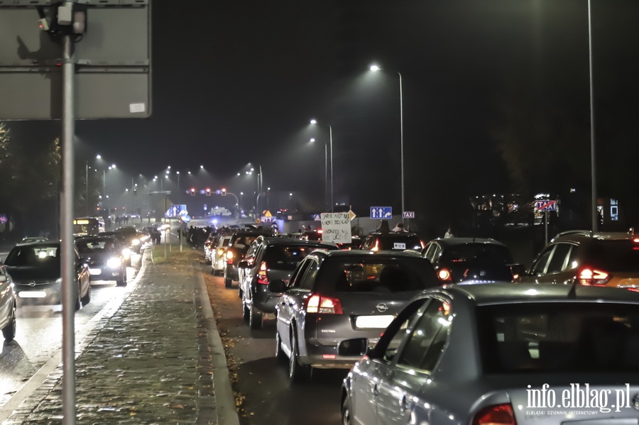 "Nie skadamy parasolek". Protest w Elblgu, demonstrantki zablokoway ruch wmiecie, fot. 31