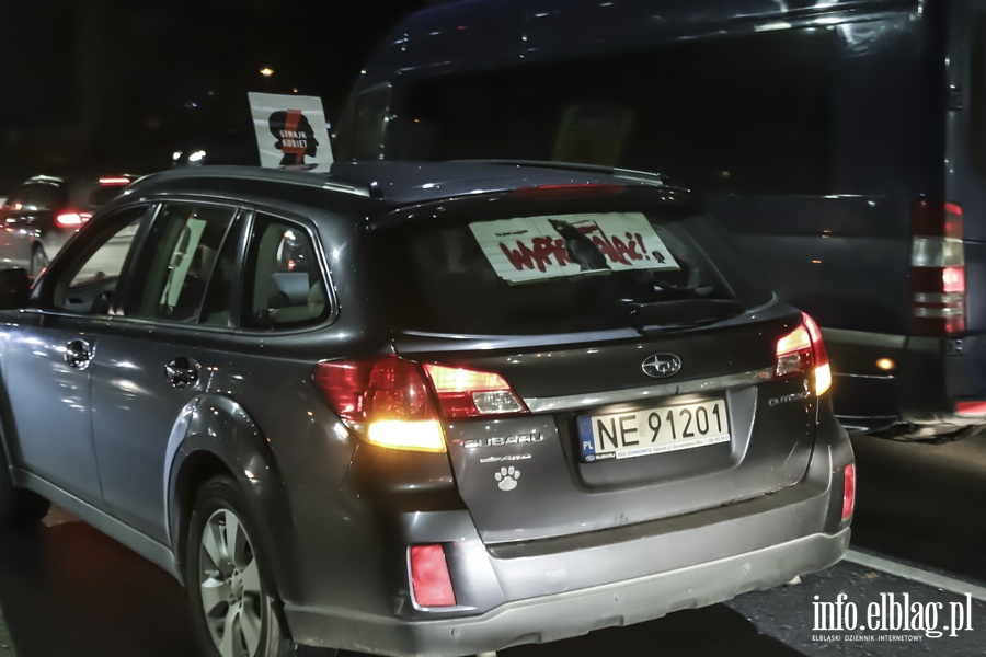 "Nie skadamy parasolek". Protest w Elblgu, demonstrantki zablokoway ruch wmiecie, fot. 34