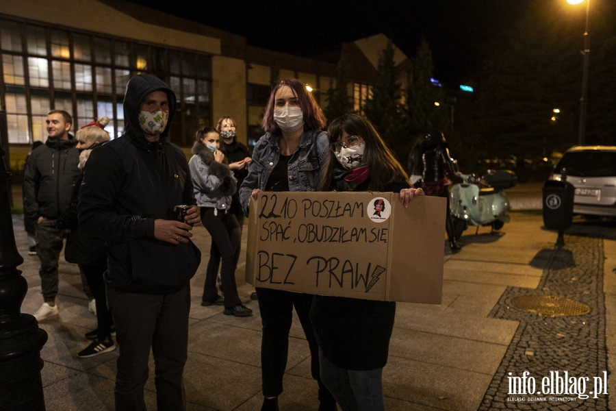 "Wyp..."po raz kolejny nioso si poulicach Elblga. Manifestujcym towarzyszya MartaLempart, fot. 9