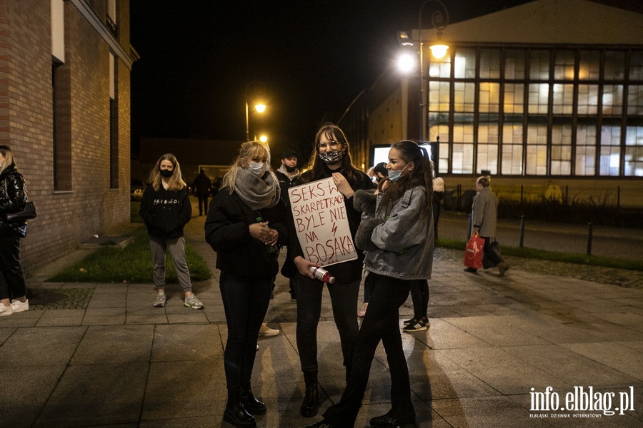 "Wyp..."po raz kolejny nioso si poulicach Elblga. Manifestujcym towarzyszya MartaLempart, fot. 10