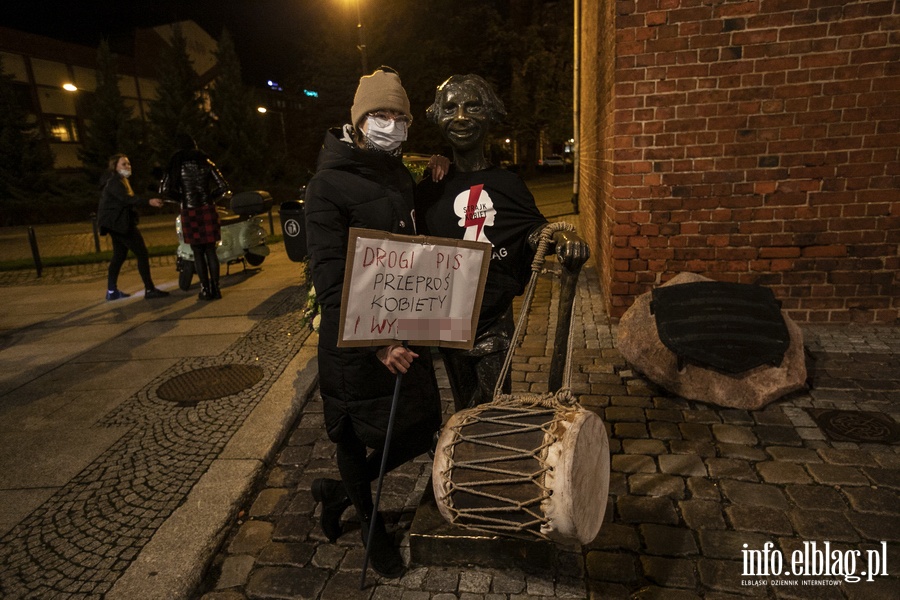 "Wyp..."po raz kolejny nioso si poulicach Elblga. Manifestujcym towarzyszya MartaLempart, fot. 11