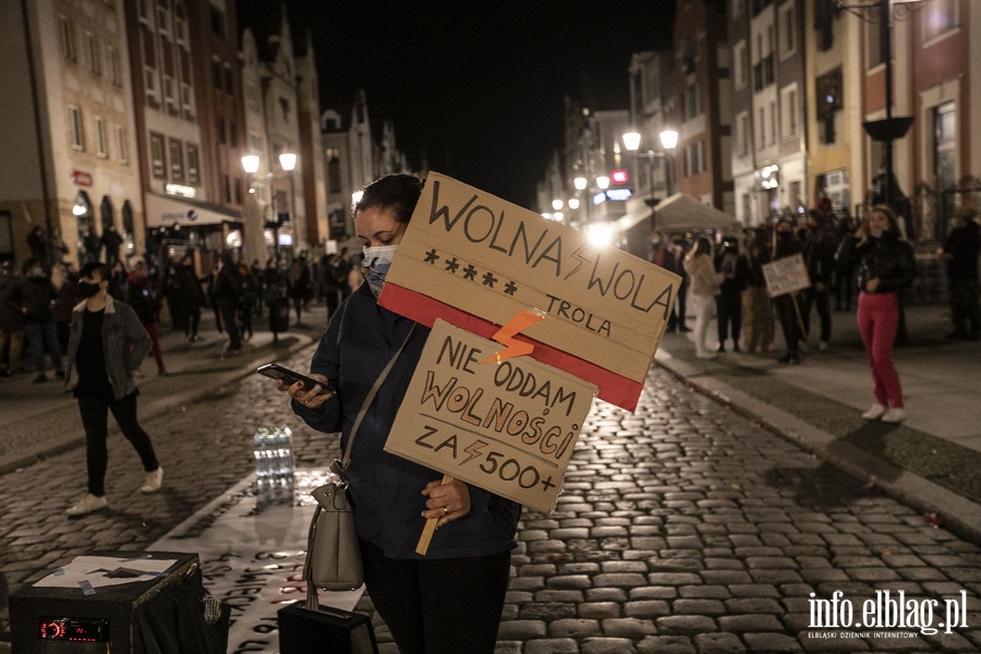 "Wyp..."po raz kolejny nioso si poulicach Elblga. Manifestujcym towarzyszya MartaLempart, fot. 13