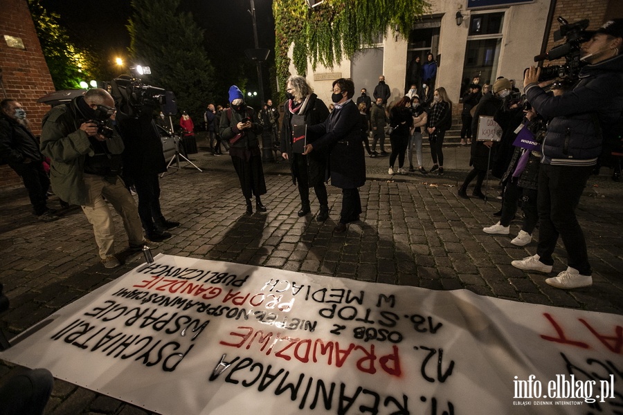 "Wyp..."po raz kolejny nioso si poulicach Elblga. Manifestujcym towarzyszya MartaLempart, fot. 14