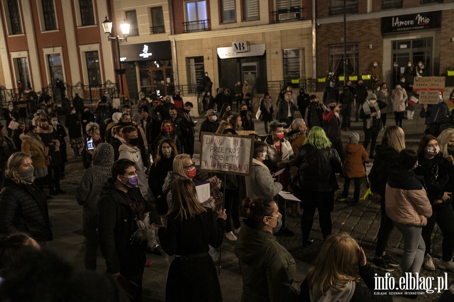 "Wyp..."po raz kolejny nioso si poulicach Elblga. Manifestujcym towarzyszya MartaLempart, fot. 16