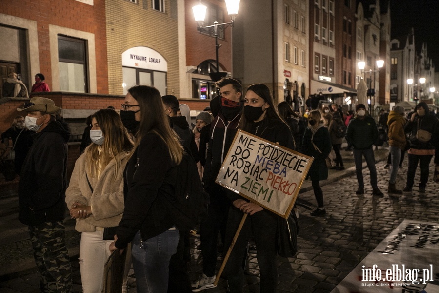 "Wyp..."po raz kolejny nioso si poulicach Elblga. Manifestujcym towarzyszya MartaLempart, fot. 19