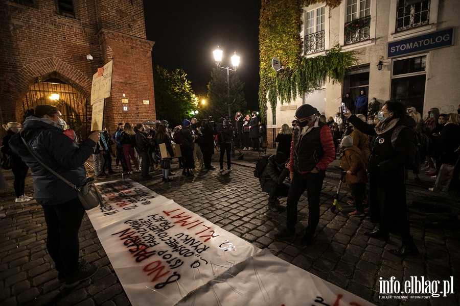 "Wyp..."po raz kolejny nioso si poulicach Elblga. Manifestujcym towarzyszya MartaLempart, fot. 20