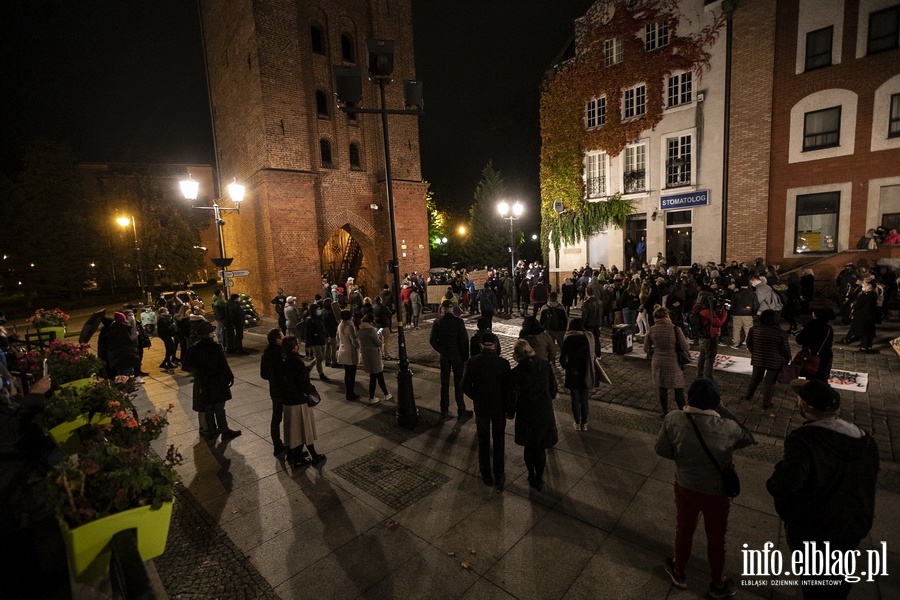 "Wyp..."po raz kolejny nioso si poulicach Elblga. Manifestujcym towarzyszya MartaLempart, fot. 22