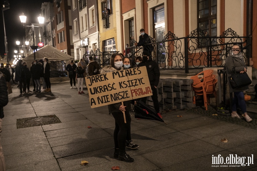 "Wyp..."po raz kolejny nioso si poulicach Elblga. Manifestujcym towarzyszya MartaLempart, fot. 23