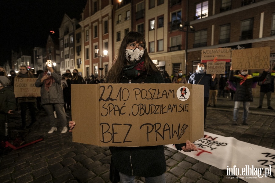 "Wyp..."po raz kolejny nioso si poulicach Elblga. Manifestujcym towarzyszya MartaLempart, fot. 25