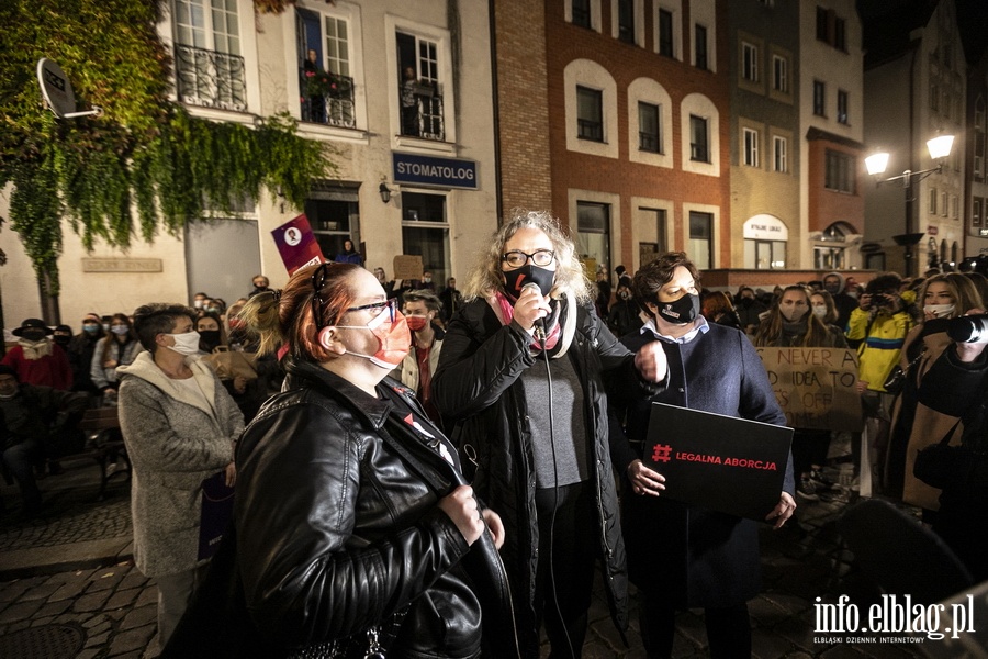 "Wyp..."po raz kolejny nioso si poulicach Elblga. Manifestujcym towarzyszya MartaLempart, fot. 29