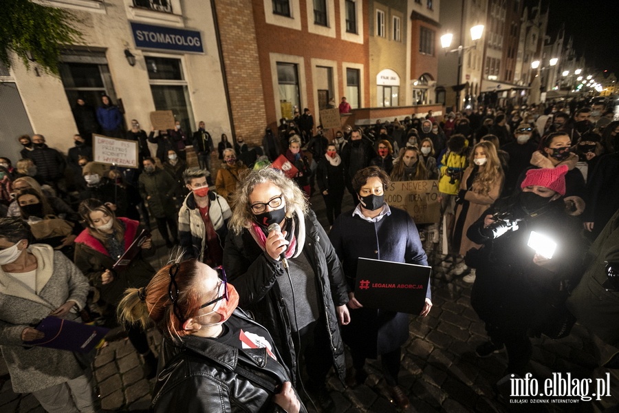 "Wyp..."po raz kolejny nioso si poulicach Elblga. Manifestujcym towarzyszya MartaLempart, fot. 30