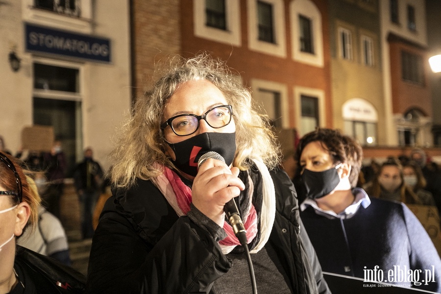 "Wyp..."po raz kolejny nioso si poulicach Elblga. Manifestujcym towarzyszya MartaLempart, fot. 31