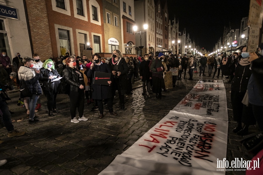 "Wyp..."po raz kolejny nioso si poulicach Elblga. Manifestujcym towarzyszya MartaLempart, fot. 32